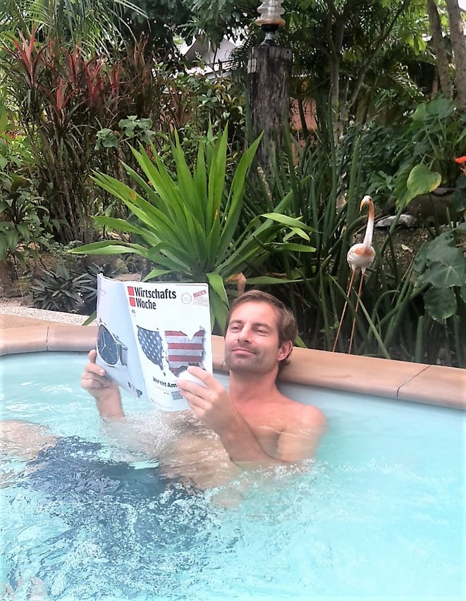 freaky finance, freaky travel, Jacuzzi, lesen, Pflanzen im Hintergrund