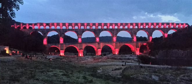 freaky travel, freaky finance, Pont du Gard, beleuchtet, Dunkelheit