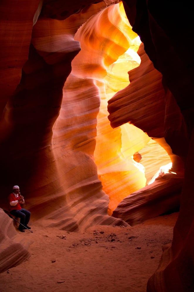 freaky finance, freaky travel, Lower Antelope Canyon, Panflötenspieler im Canyon