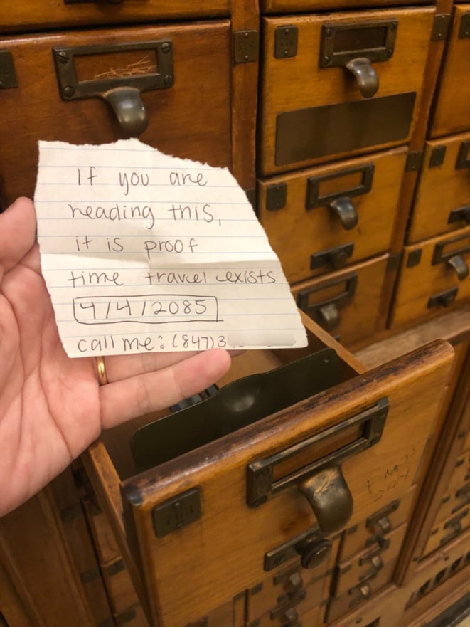 謎のメッセージが書かれた紙切れ(石松さんのツイッターより) ※引き出しのおもて右下には「EMOS only」と読める文字が走り書きされている