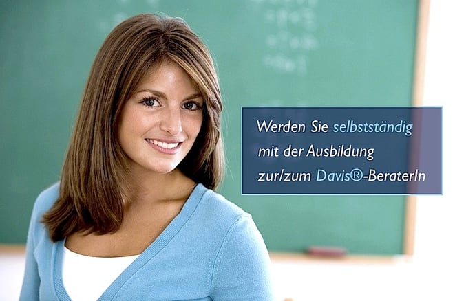 Symbolbild: Frau vor Tafel