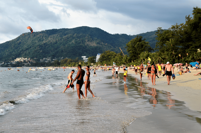 freaky travel, freaky finance, Strand, Meer, Menschen, Patong Beach, Berge, Palmen
