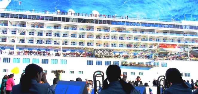 お別れの演奏の中、青空に舞い上がる紙テープ