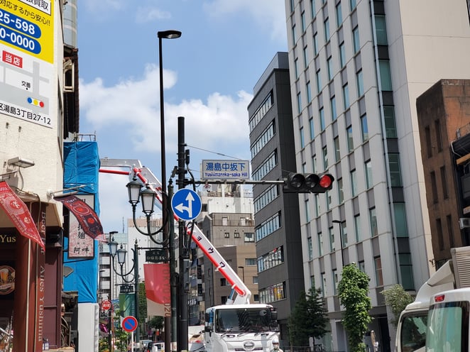 湯島中坂下交差点