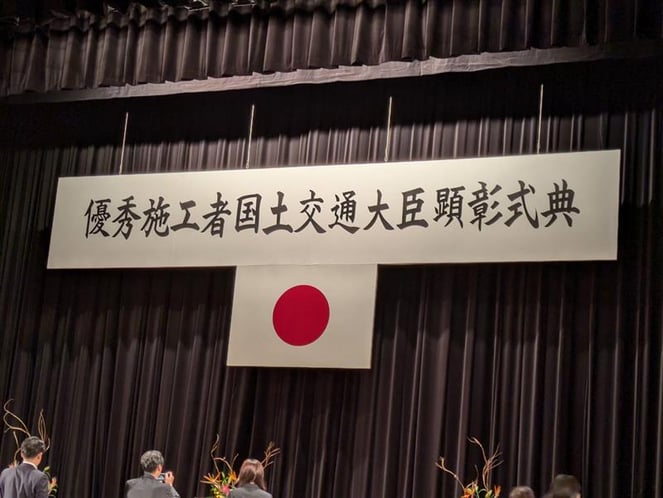 会場には厳かな雰囲気で包まれています