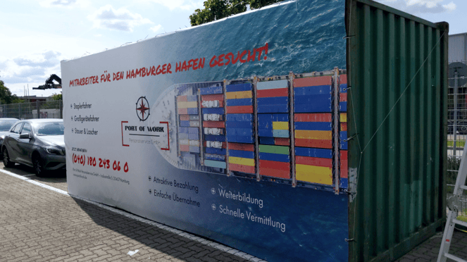 Großflächiger Werbebanner drucken lassen an Hamburger Fassade mit Firmenlogo