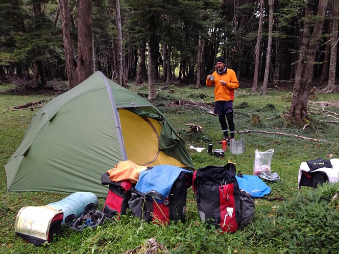 Ruhiges Waldcamp abseits der Strasse.