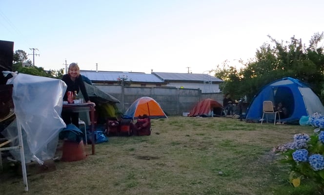 In Puerto Varas stellt eine Frau ihre kleine Wiese hinter dem Haus zum Zelten zur Verfügung. Wir dürfen Bad und Toilette benützen. Bis am Abend stehen neun Zelte dicht beisammen.