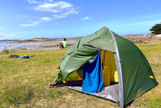Leider kein Zeltplatz. Wir nützen jede Sonnenstunde zum Zelt trocknen. Hier am Atlantik.