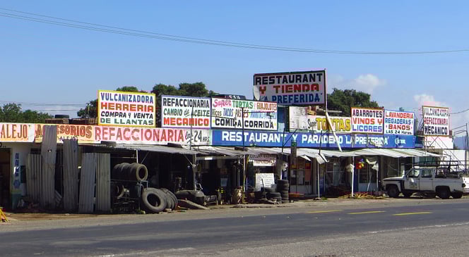 Wir haben den Eindruck, dass hier in Mexico jeder Zweite irgend etwas mit Autos zu tun hat. Bei den vielen alten Mühlen die herumfahren, kein Wunder.
