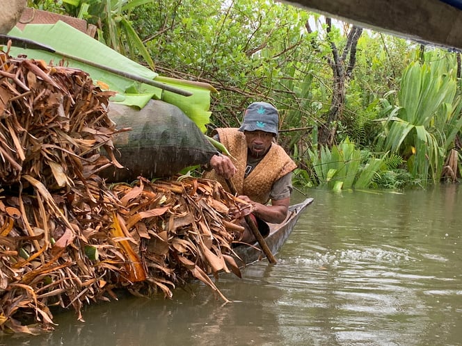 Gegenverkehr im Regen.