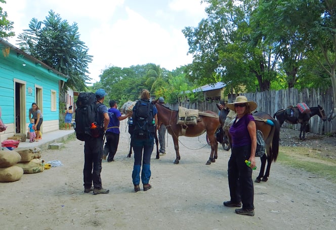 Nach einer dreistündigen, holperigen Autofahrt marschieren wir in Carmelita los.