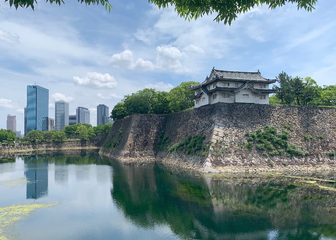 Osaka, Alt und Neu treffen aufeinander. (Osaka castle)