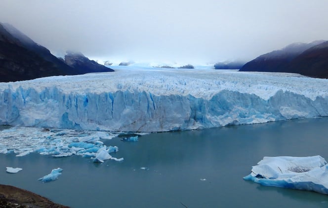 An seiner höchsten Stelle überragt der Perito Moreno das Wasser um 70 m.