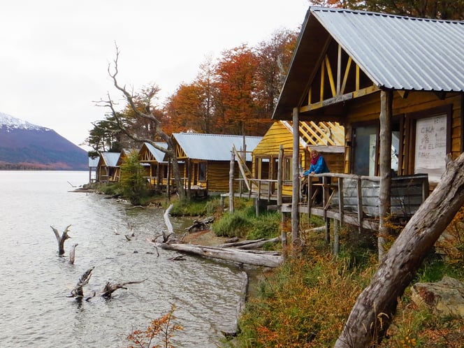 Die Cabanes am Lago Escondido gehören zu einem leer stehenden Hotel und verfallen nach und nach oder werden mutwillig zerstört. Sehr schöner Ort zum Übernachten.