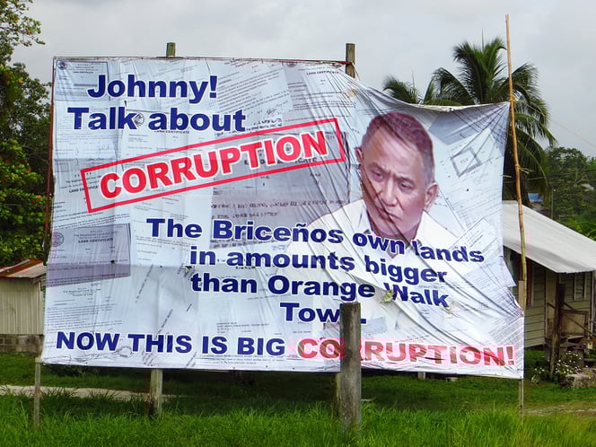 Auf einem riesigen Plakat wird gegen eine korrupte Familie gewettert. 