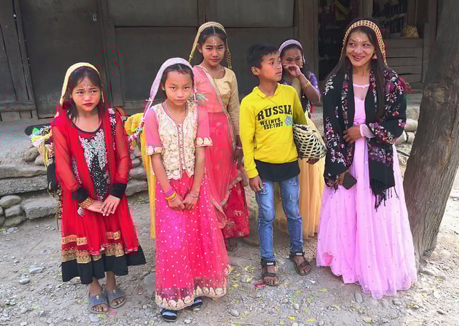 Die jungen Ladys sind sehr schüchtern, trotzdem erlauben sie uns, ein Foto zu schiessen.
