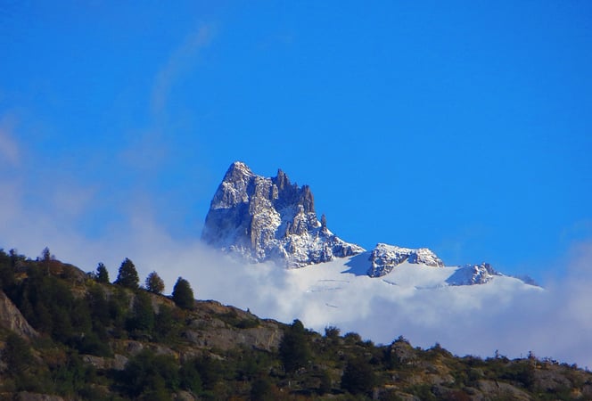 Und dann tauchen plötzlich schroffe Felsnadeln aus den Wolken auf. Grandios!
