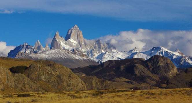 Wunderschön, die Fiz Roy Gruppe im Rückspiegel hinter El Chaltén.