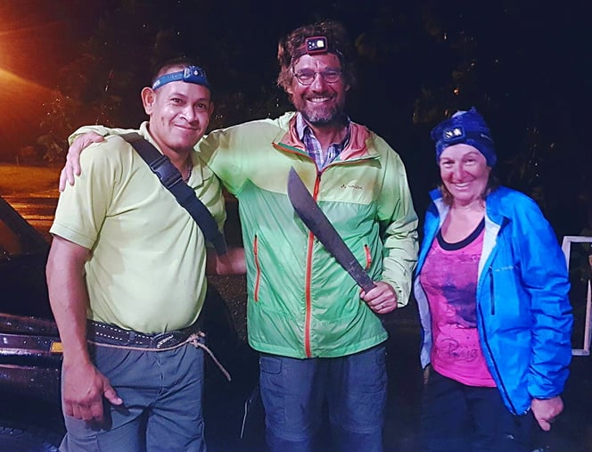 Gut gerüstet für die Nachttour durch den Dschungel.