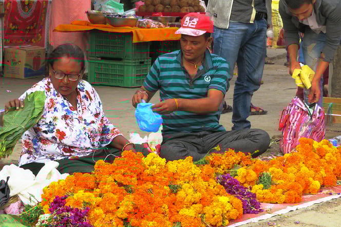 Blumenketten für das mehrtägige Lichterfest.