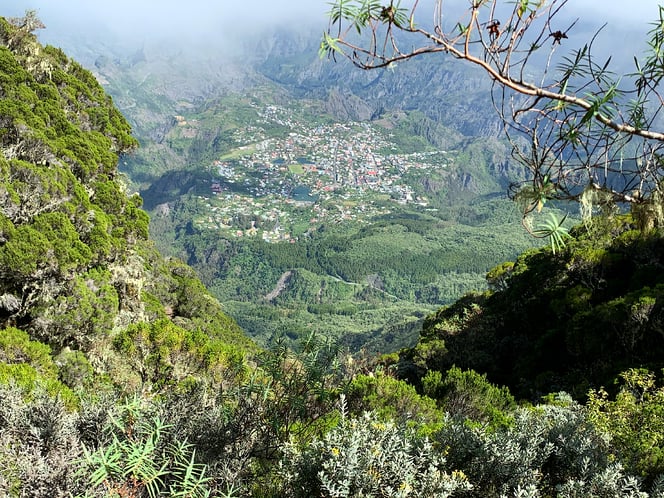Cilaos liegt auf einer flachen Ebene, umgeben von Bergen.