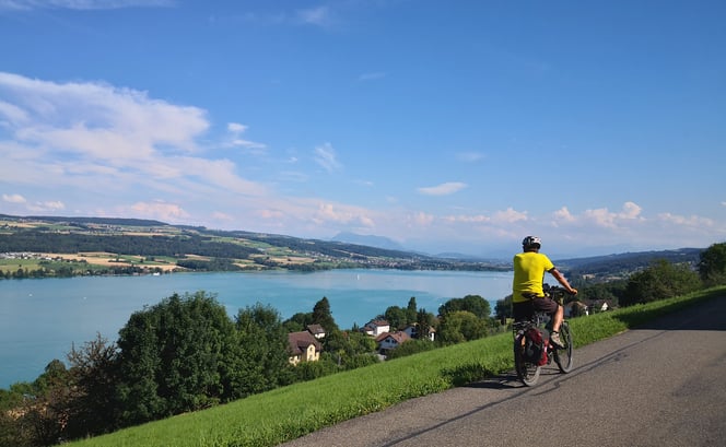 Tagestour in der Innerschweiz. Ausblick über dem Baldeggersee. Am Ende des Sees Hochdorf.