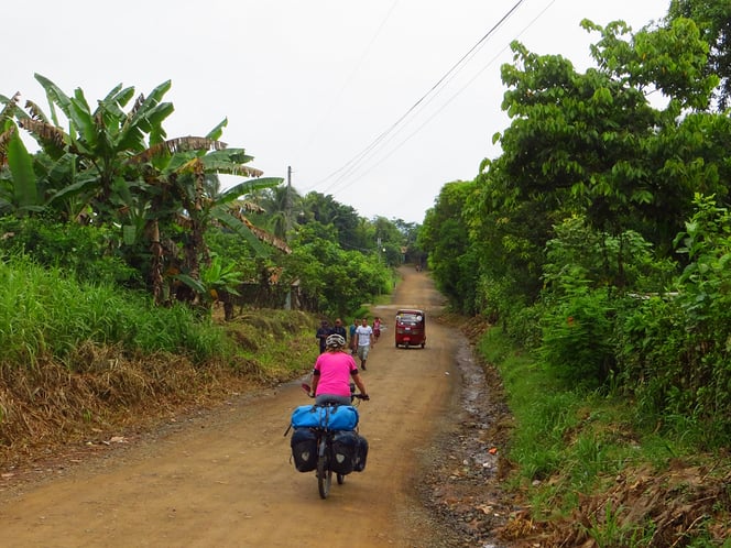 Wir haben Glück, die Strasse ist fast trocken (Hauptstrasse nach Rio Dulce).