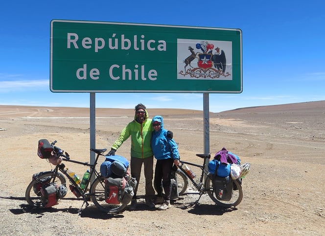 Nach 730 Kilometern Salz- und Schotterpiste gibt es wieder asphaltierte Strasse.