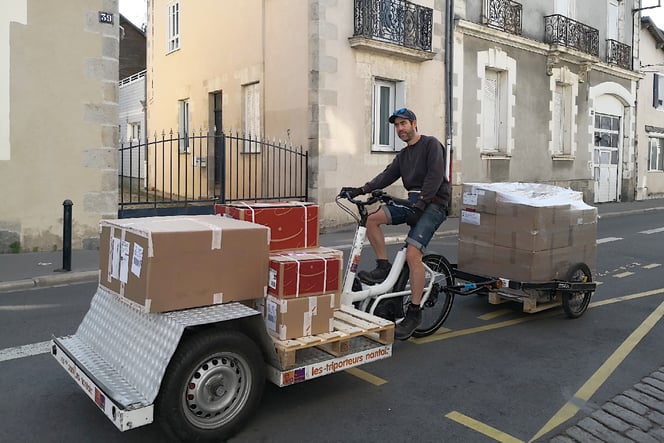 E-Bike-Transporte der etwas anderen Art in Nantes. Die Strassen sind hier genügend breit.