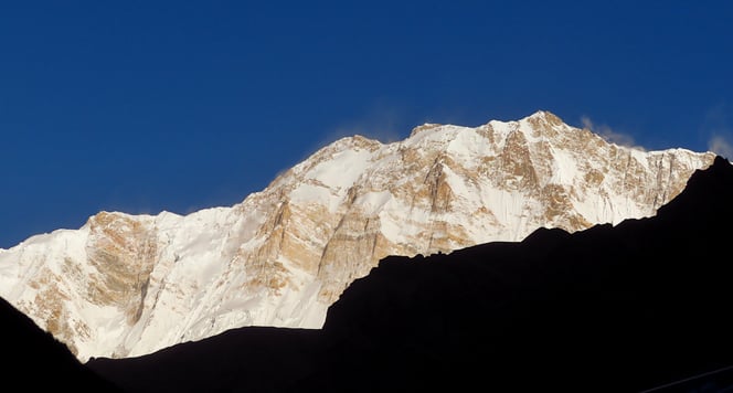 Die Annapurna I, 8091m, im frühen Morgenlicht, vom Machhapuchhre Base Camp aus gesehen.
