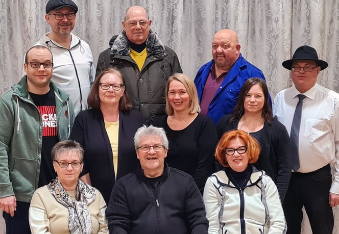 Von links, Reihe 1: Waltraud Eichberger (Souffleuse), Ludwig Fleßl, Karin Judt. Reihe 2: Manuel Dospel, Anita Klaus, Petra Hübner, Gabriele Eichberger. Reihe 3: Thomas Schreiweis (Regie), Günther Zaritsch, Wolfgang Polakovic, Franz Eichberger