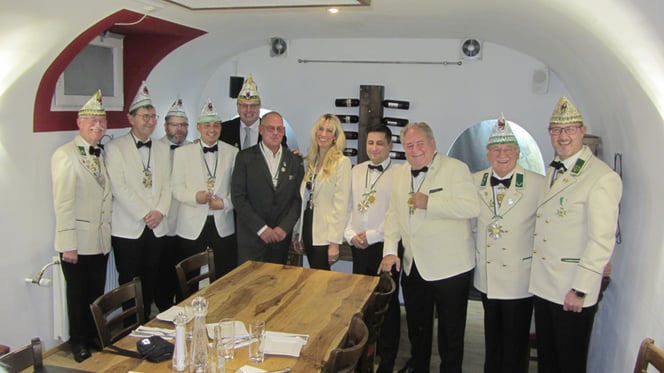 von links: Geschäftsführer Heinz Haase, neue Senatoren/Senatorinnen Ingo Brandt, Frank Görres, Sven Tahiri, Prinz Marco I., Peter Rösgen, Anika Haagt, Mario Petras, Gerd Job, Senatspräsident Dr. Hans-Joachim Schleuter, Kommandant Oliver Höhne.