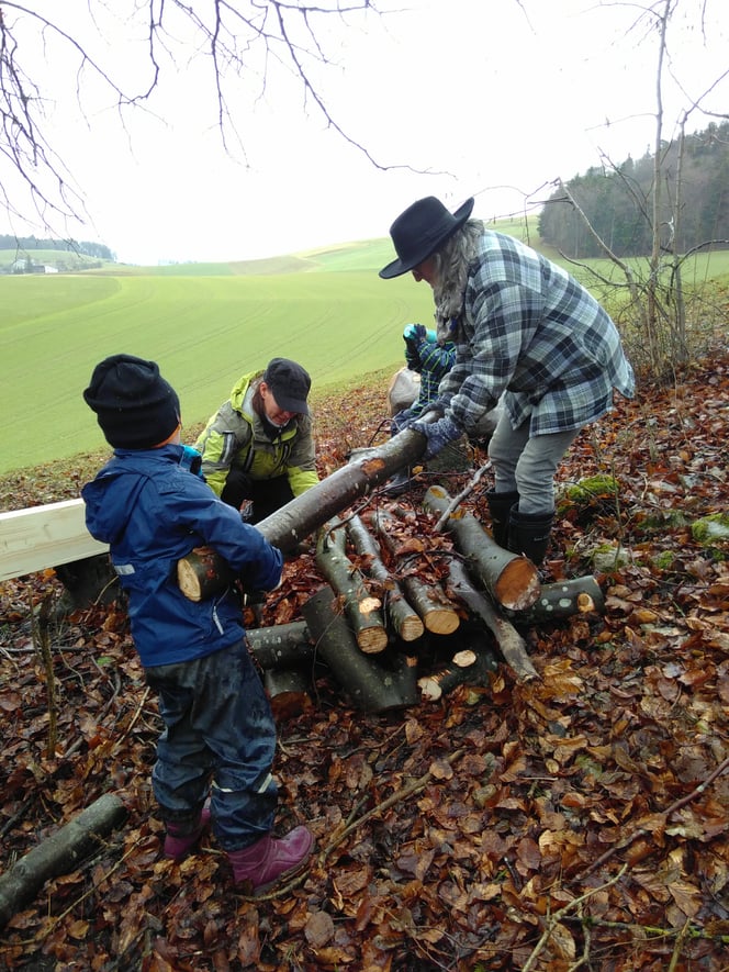 Gross und klein in Aktion für Mauswiesel und Hermelin!