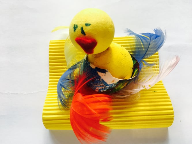 Mine barns verk 1: Påskekylling på gul seng.