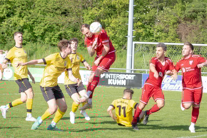 Letzte Chance zum Ausgleich. Kapitän Julian Neumaier köpft knapp vorbei.