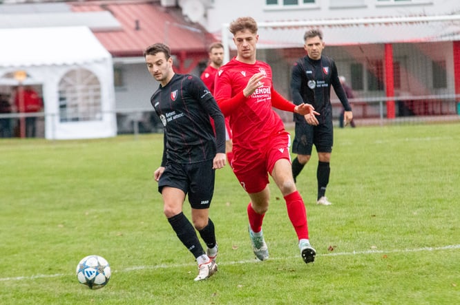 Kai Schwendemann (li.) und sein SVS hielten in der ersten Halbzeit noch gut dagegen. In der zweiten Hälfte dominierten die Gastgeber um Maximilian Junele (re.).