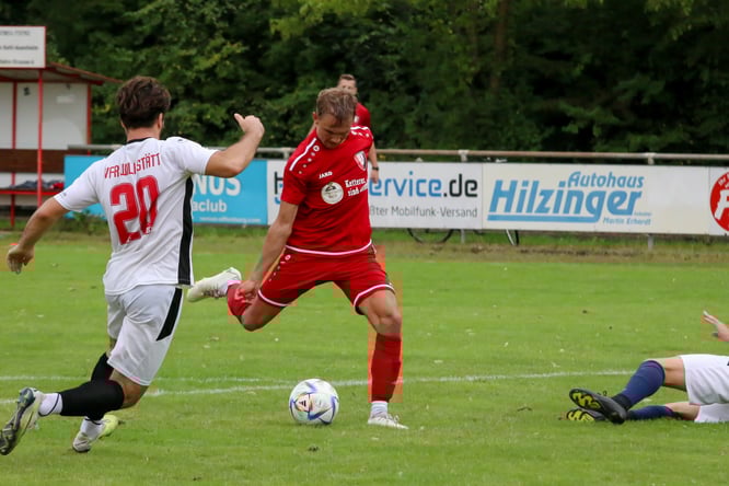 Robin Schmidt scheitert knapp am Pfosten.
