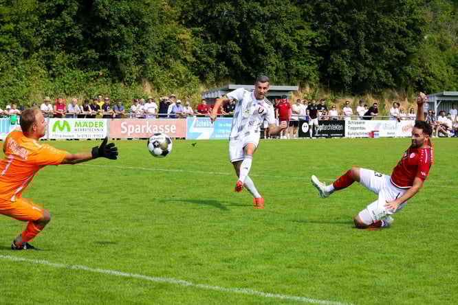 Nicolas Schwendemann im Tor der SGGR hielt den Sieg für die Gäste fest. Hier mit einer Parade gegen Steinachs Marco Vetter.