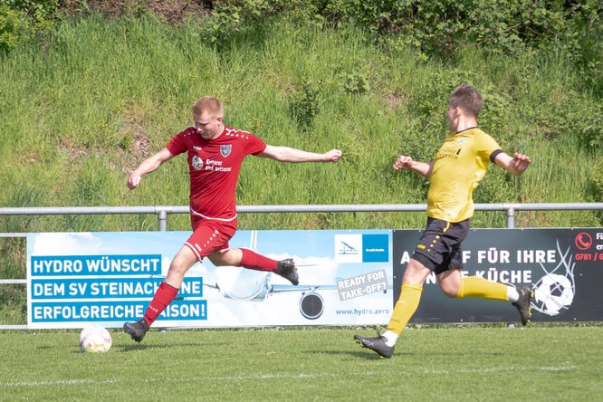 Philipp Schwörer setzt sich über die rechte Seite durch
