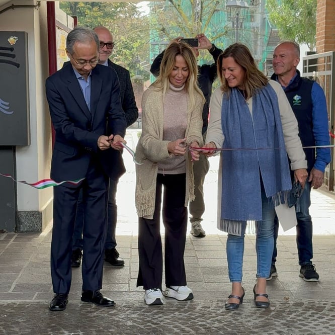 Il Console Generale del Giappone a Milano sig. Toshiaki Kobayashi, l'assessore alla Cultura sig.ra Donatella Santagostino e il sindaco di Assago dott.ssa Lara Carano inaugurano la 24° mostra