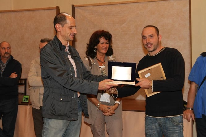 Giacinto Andrioli premiato con la targa Miglior bonsaista del coordinamento 2014