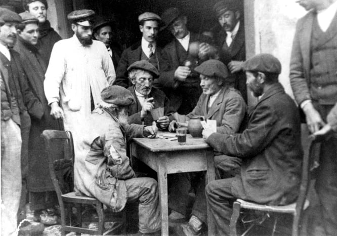 «Partida de cartas», vidrio, 140 × 90 mm, Piloña (Asturias), c. 1915