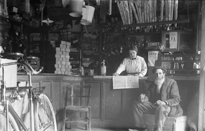 «Interior del comercio de Casa Martino, con el sidrero Ramón de Armonga», vidrio, 150 × 100 mm, Piloña (Asturias), 1914