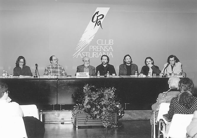 Acto del homenaje a Ángel González en Oviedo, 1997. De izquierda a derecha: Noelí Puente, Alberto Vega, Ángel González, Ricardo Labra, Miguel Munárriz, Helios Pandiella y Fernando Beltrán