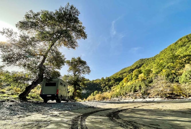 Mit dem offroad-Reisemobil am Osum Fluss in Albanien