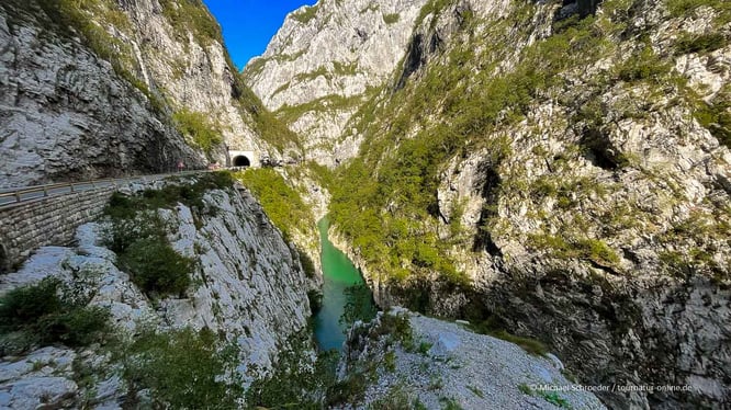Die E65 führt direkt durch die Morača-Schlucht