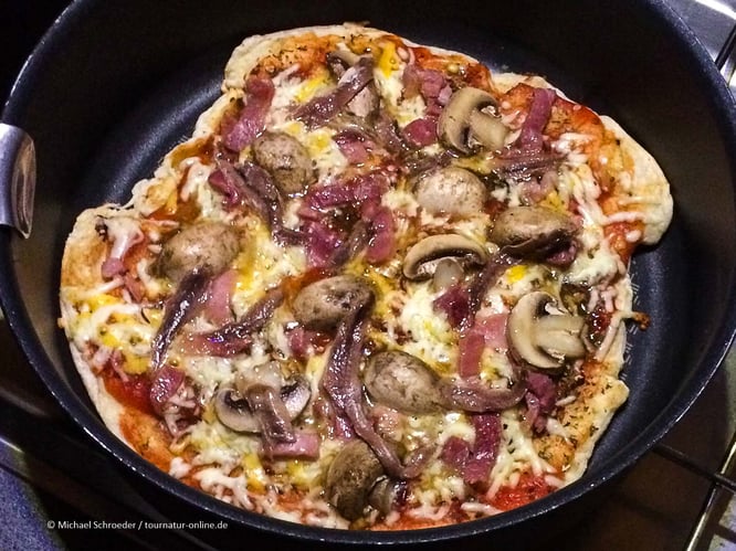 Pizza in der Pfanne im Wohnmobil