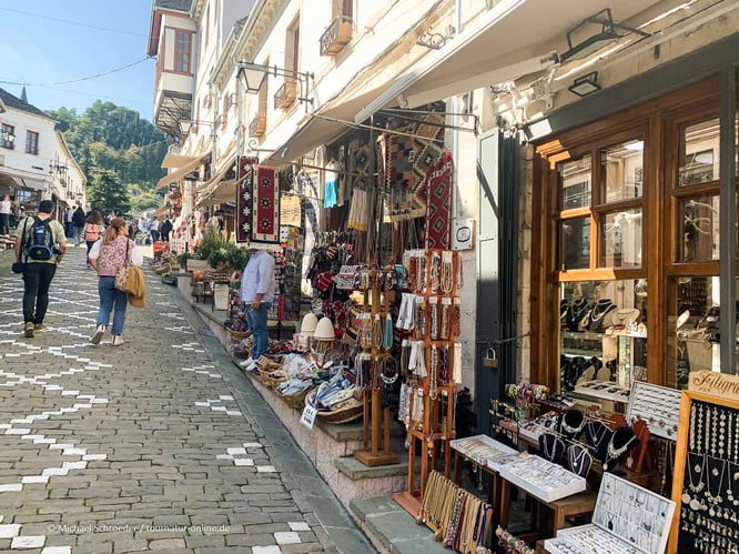 Mit dem Wohnmobil in Gjirokaster in Albanien