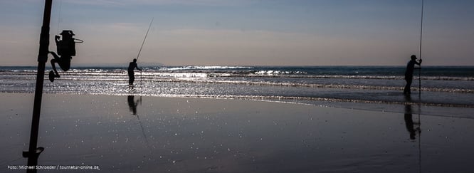 Meeresangler in der untergehenden Sonne der Costa de la Luz